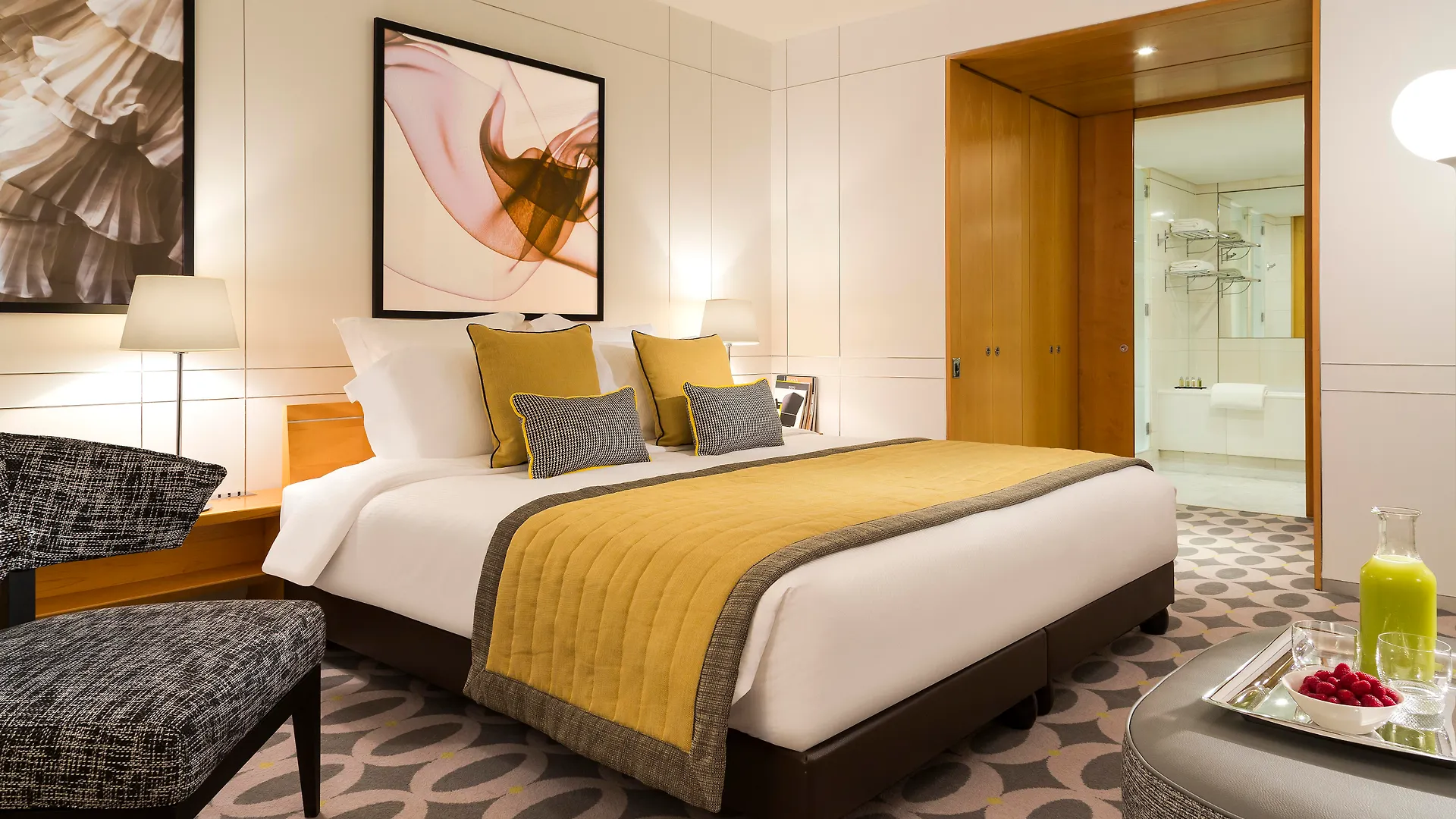 La Clef Tour Eiffel Paris By The Crest Collection Hotel
