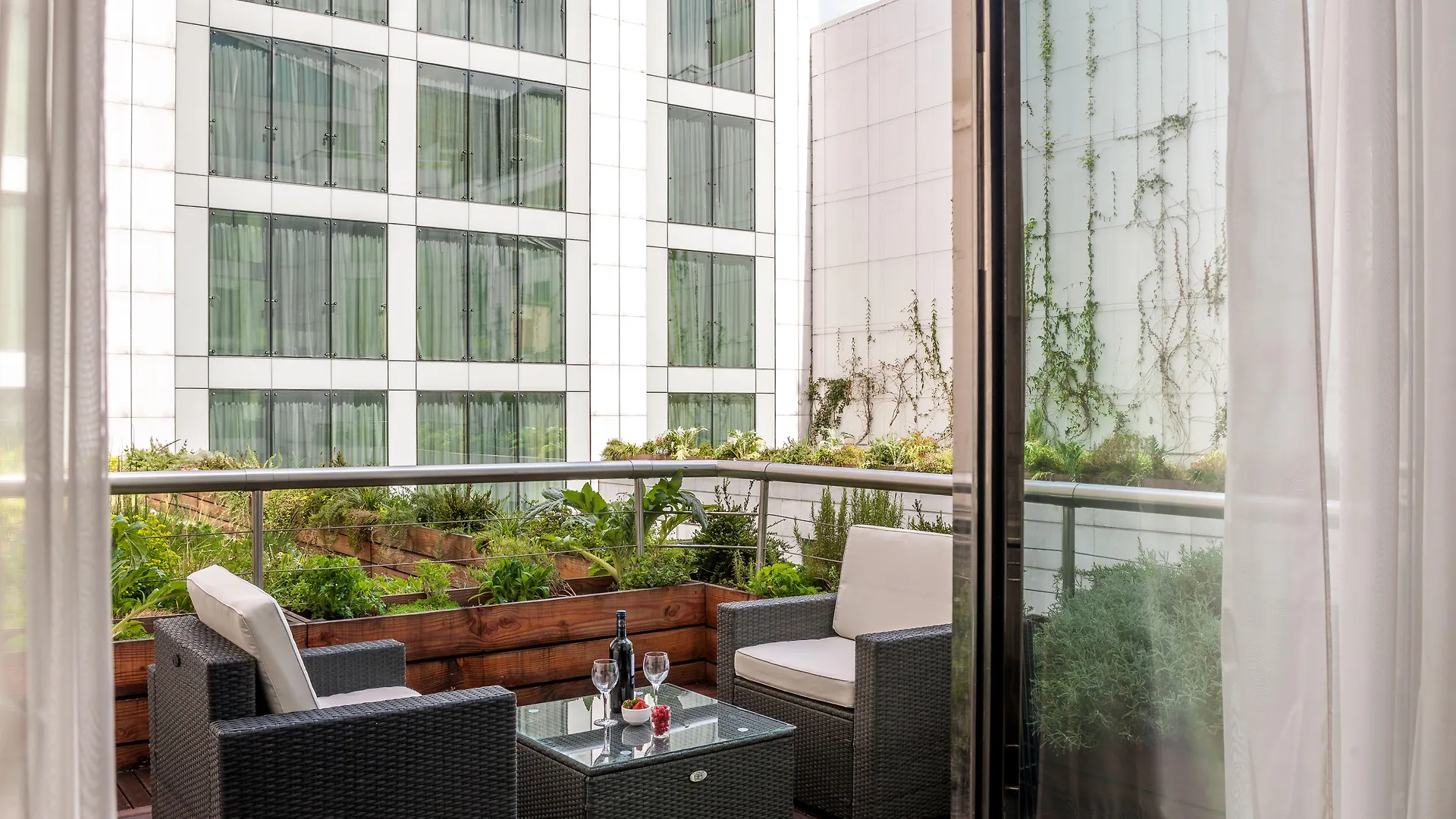 La Clef Tour Eiffel Paris By The Crest Collection Hotel