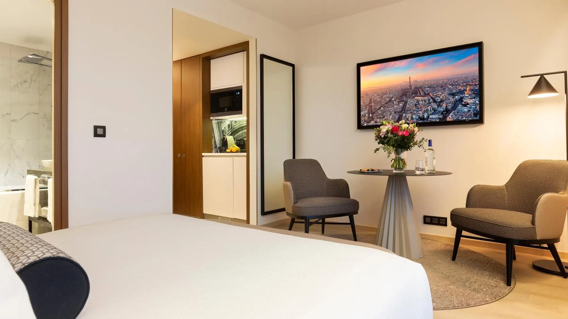 La Clef Tour Eiffel Paris By The Crest Collection Hotel