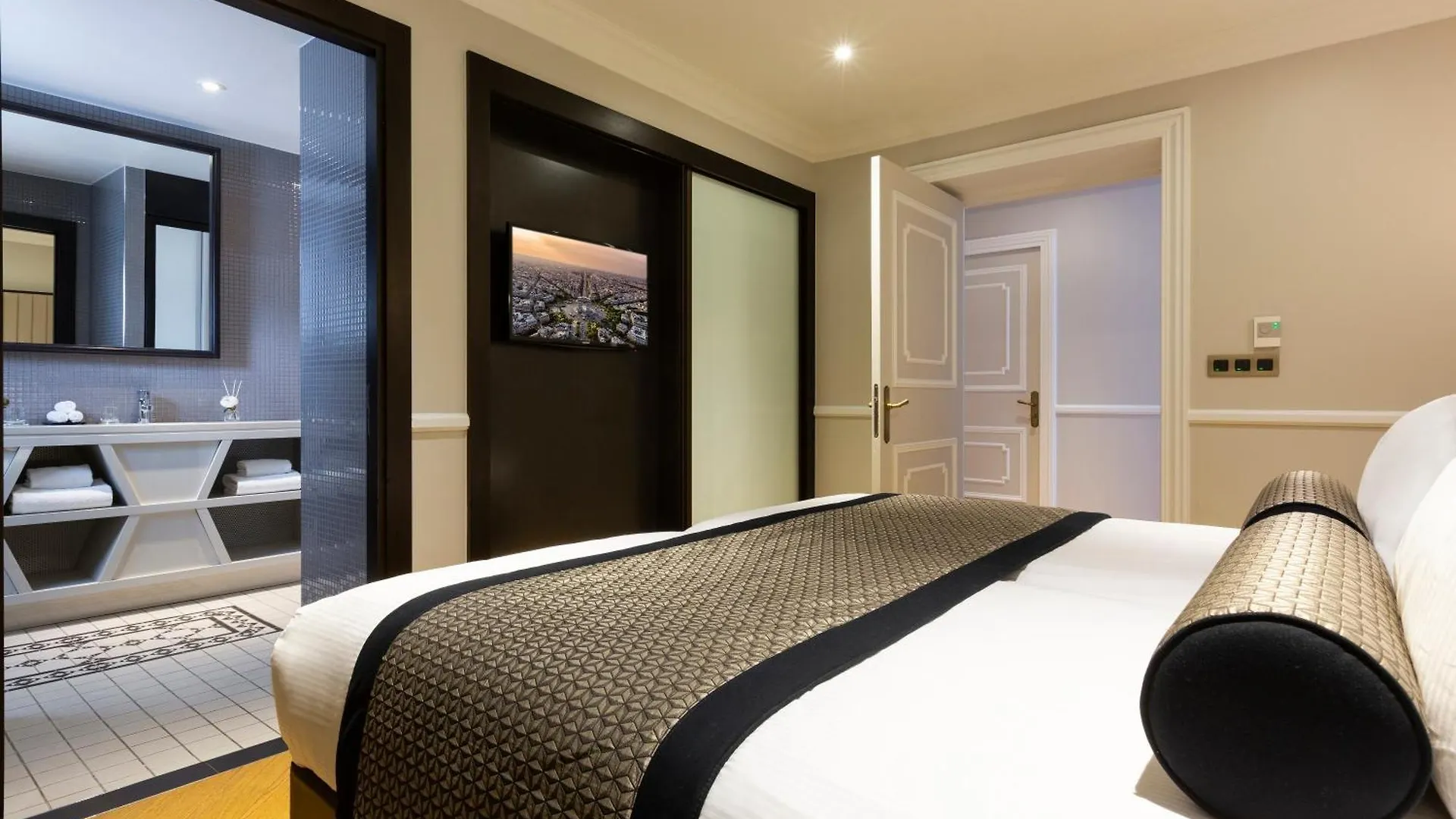 La Clef Tour Eiffel Paris By The Crest Collection Hotel