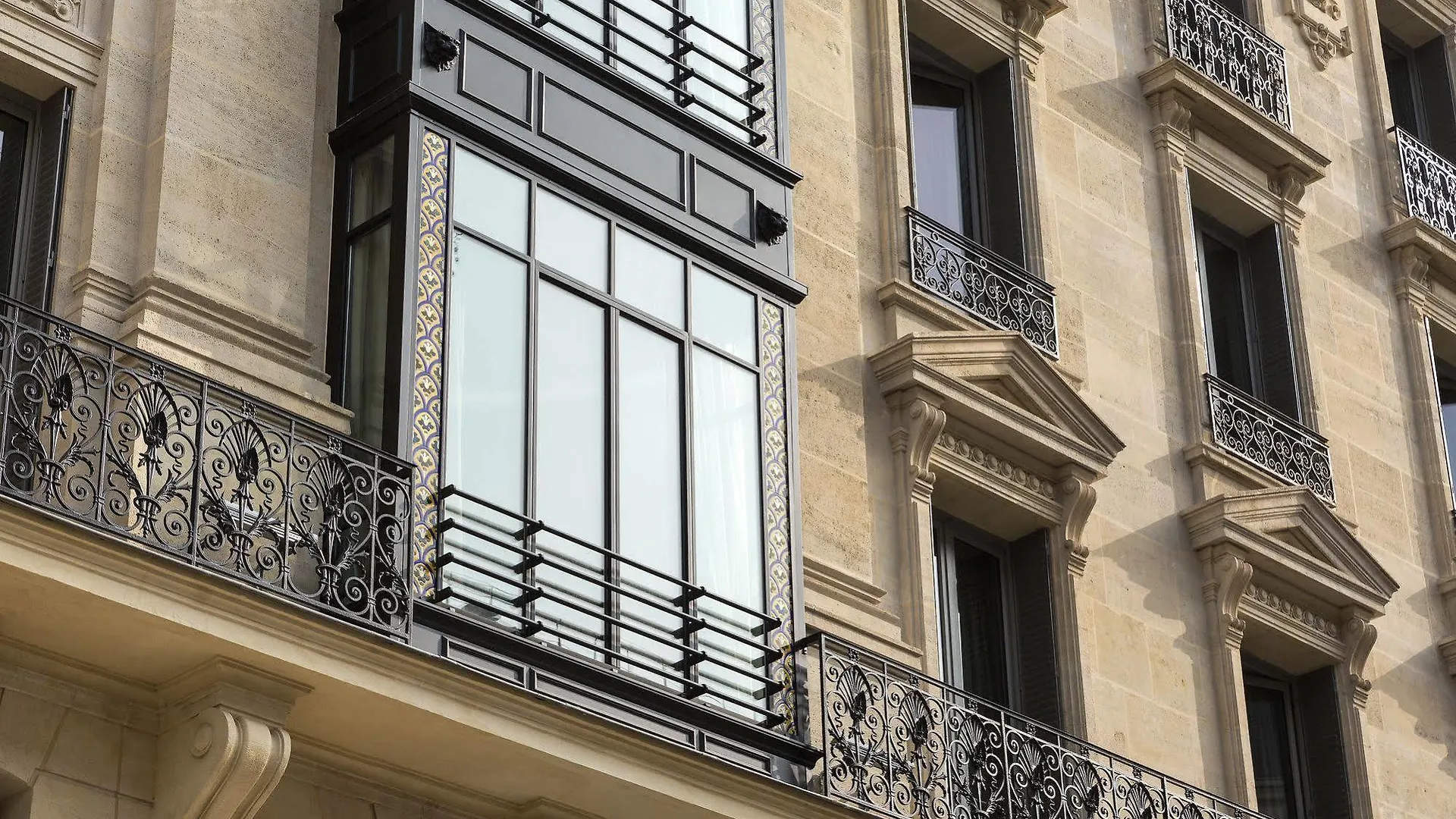 La Clef Tour Eiffel Paris By The Crest Collection Hotel